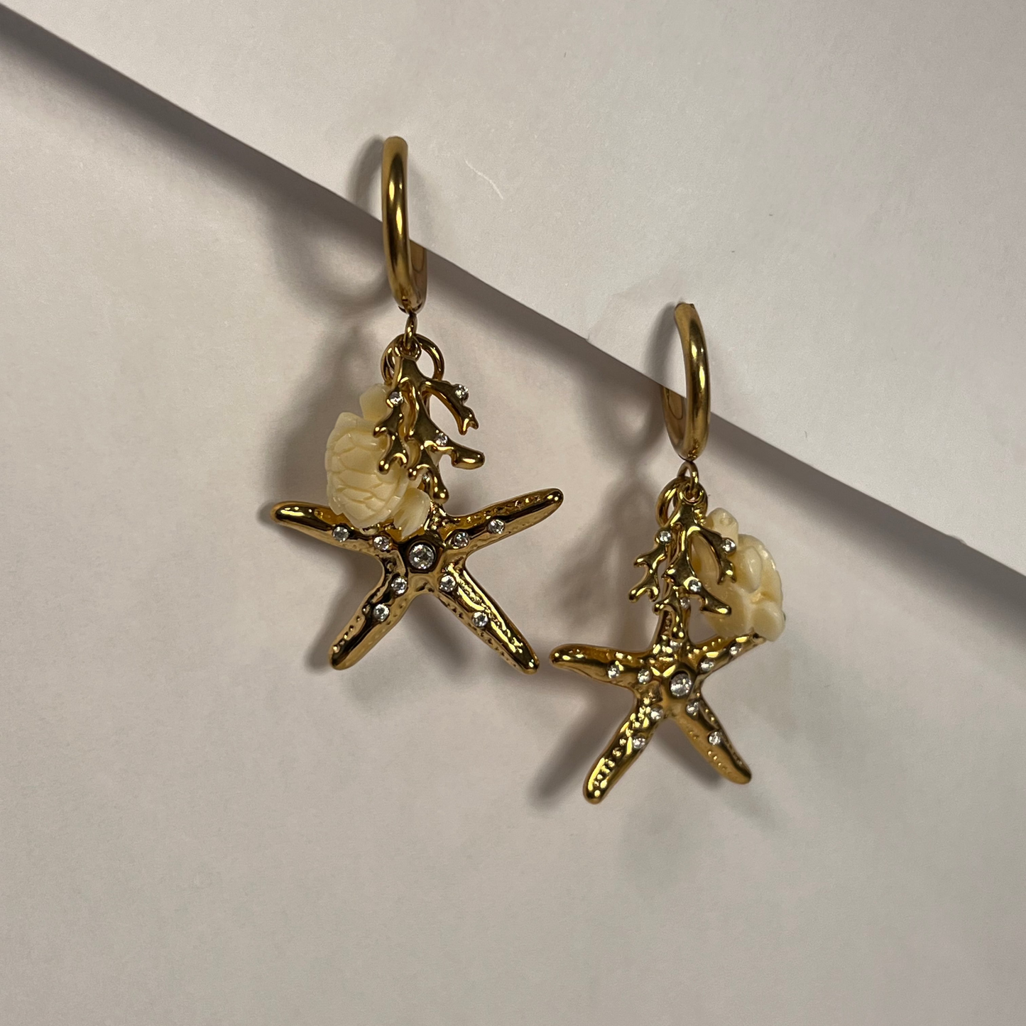 Boucles d'Oreilles Nerea Tortue & Étoile de Mer Dorées à l'or 14 carats